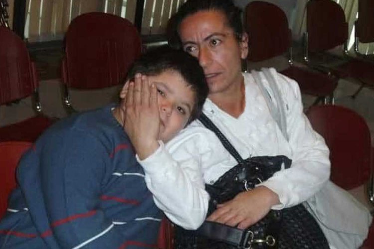 בר שמלה עם אימו בילדותו