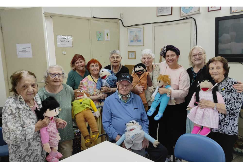 רונית בסיום אחת ההצגות על סבה וסבתה