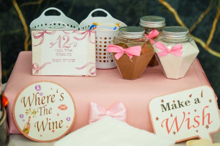 גם את פינת הקפה הנחנו על הגבהה - קופסת קרטון עטופה בריסטול וורוד