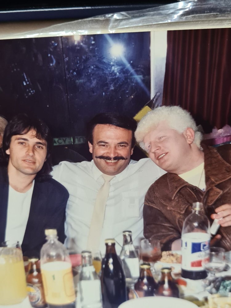 כהן (באמצע) עם הזמר אלי לוזן (מימין)