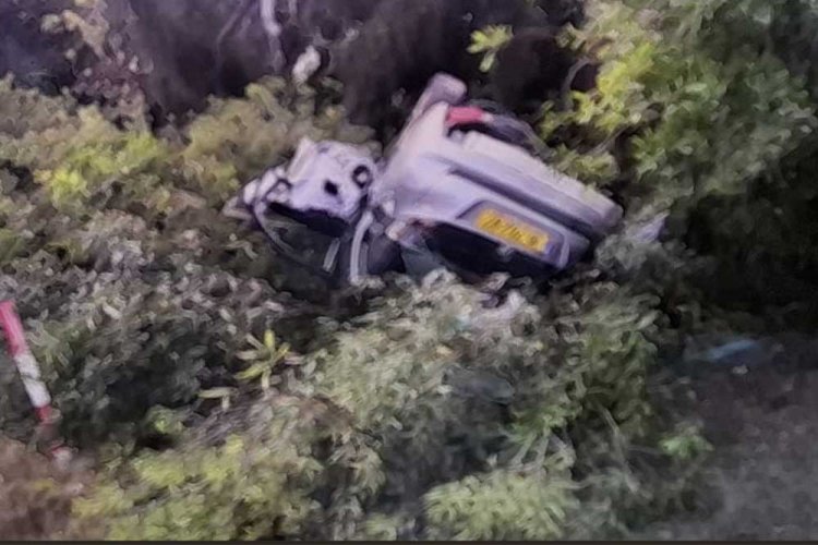 הרכב הפוך בתוך תעלה בשולי הכביש המהיר 