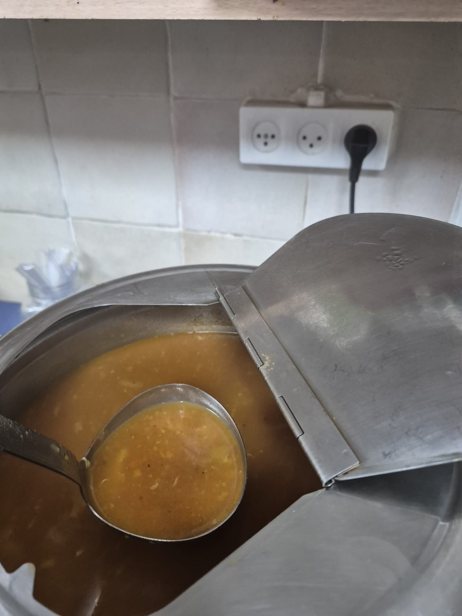 מרק לחיילים שמתבשל בפינה