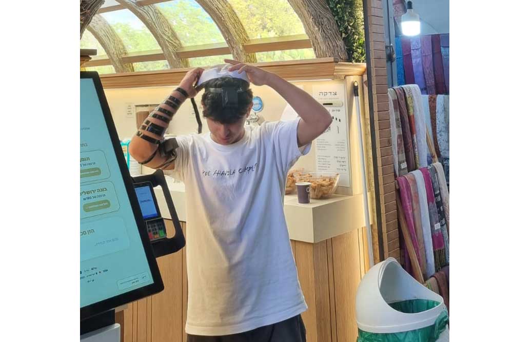 החלטתי להקים במקום עמדת תפילין, ואין יום בו לא עוצרים במקום כמה וכמה אנשים כדי להניח