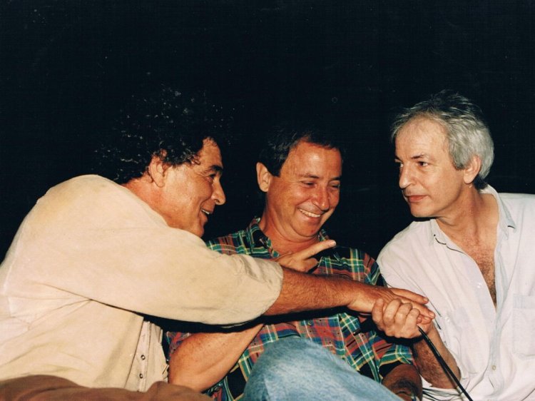 עם חבריו לבמה, חנן יובל ושלום חנוך (הצילום: באדיבות המשפחה)