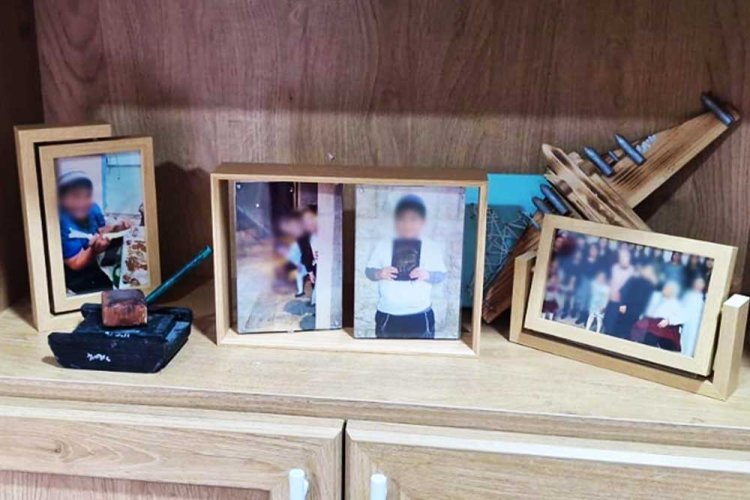 גלריית תמונות משפחתיות בשילוב עבודות יצירה של הילדים - פינה משפחתית