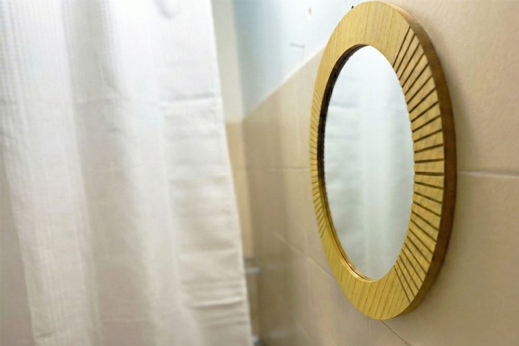 המראה בחדר האמבטיה, מגדילה את החלל ומוסיפה אופי