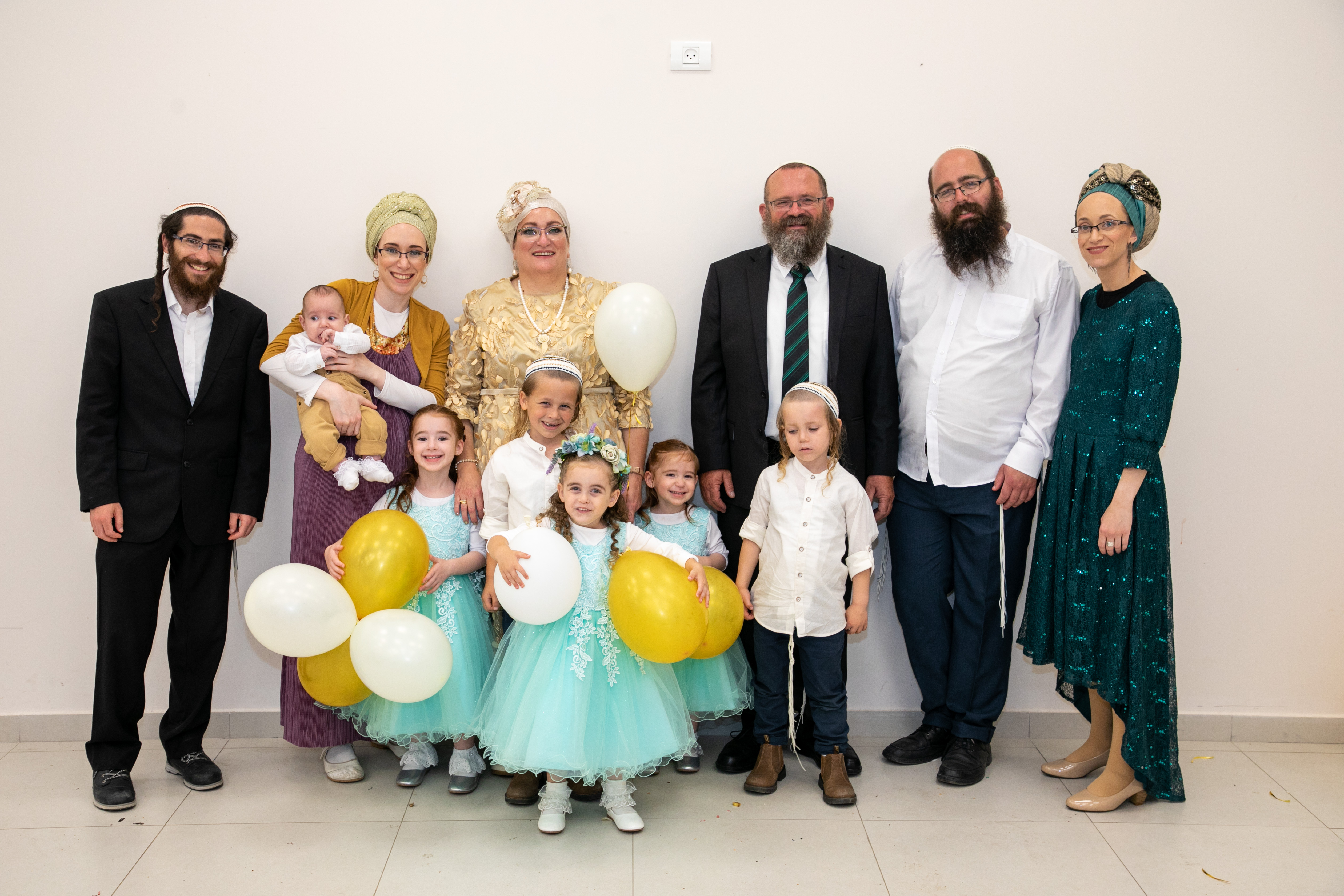 יצחק הי"ד ושלומית ביום חתונתם. לצדם בנותיה של שלומית, חתניה ונכדיה (צילום:הלל לדרמן)