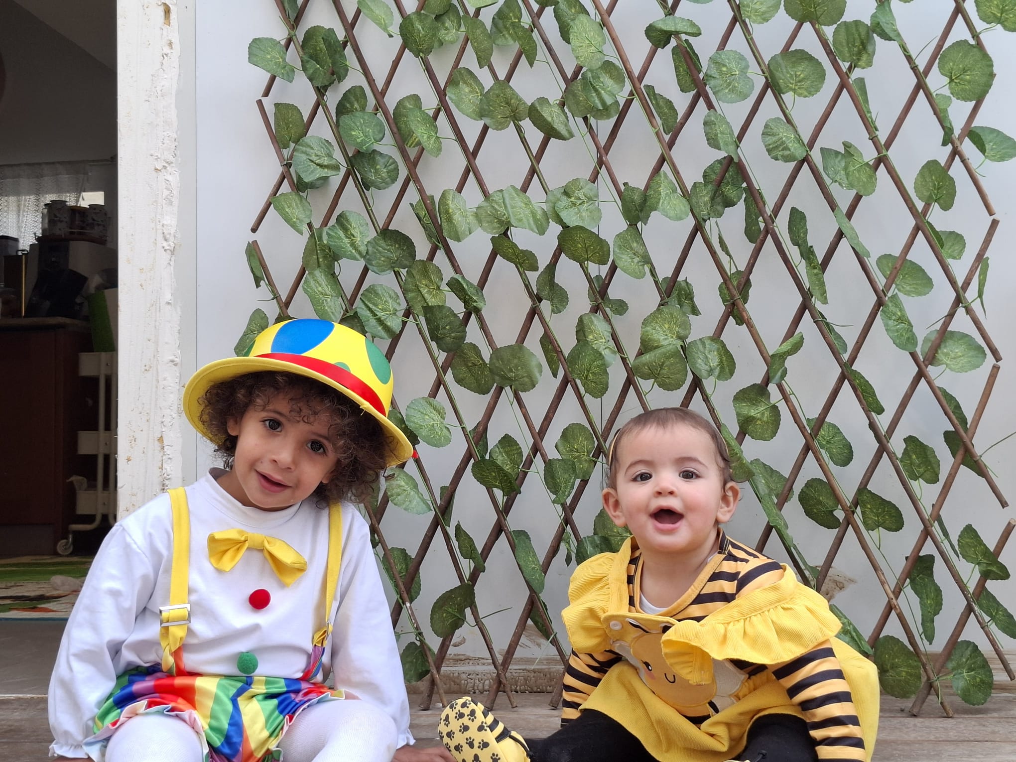 ילדיו של נעם גמליאל בחצר ביתם שבקבר רחל