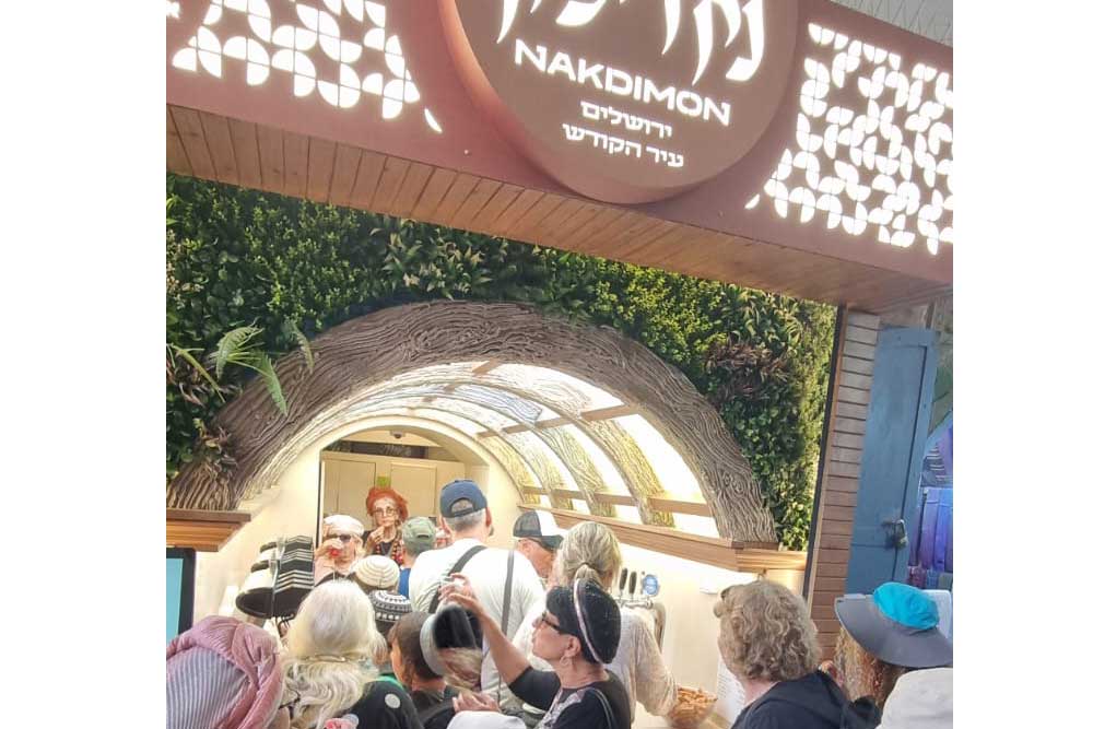 יש כאלו שנראים רחוקים לחלוטין, ובכל זאת מניחים יד על הראש ומברכים