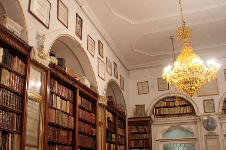 פסוקים ופרקי תהילים במסגרות עץ וזכוכית תלויים על הקירות