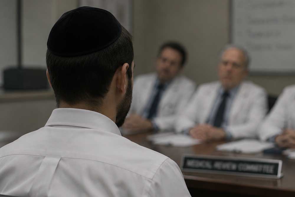 בוועדה לפני התרומה ישבו אנשים חמורי סבר, והייתה אווירה נוקשה (אילוסטרציה)