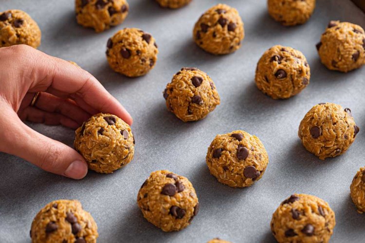 תנו לכדורים מעיכה קלה לפני האפייה כדי לקבל עוגיות שטוחות יותר