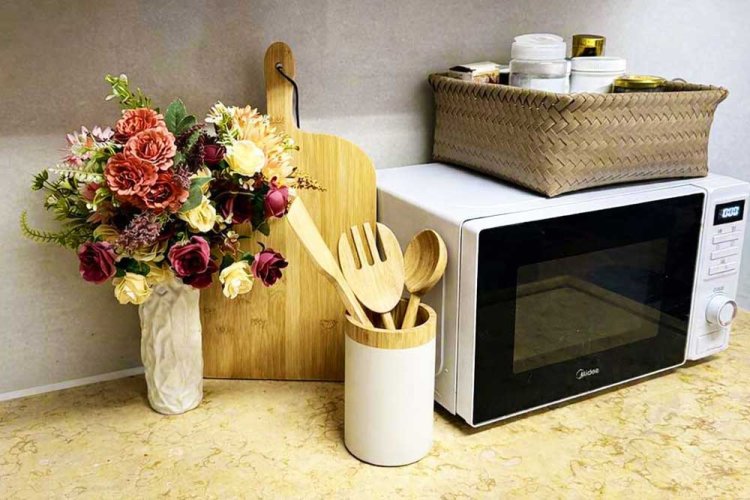 הוויטמינים והתרופות על המיקרוגל סודרו בסל שמתכתב עם העיצוב הכללי