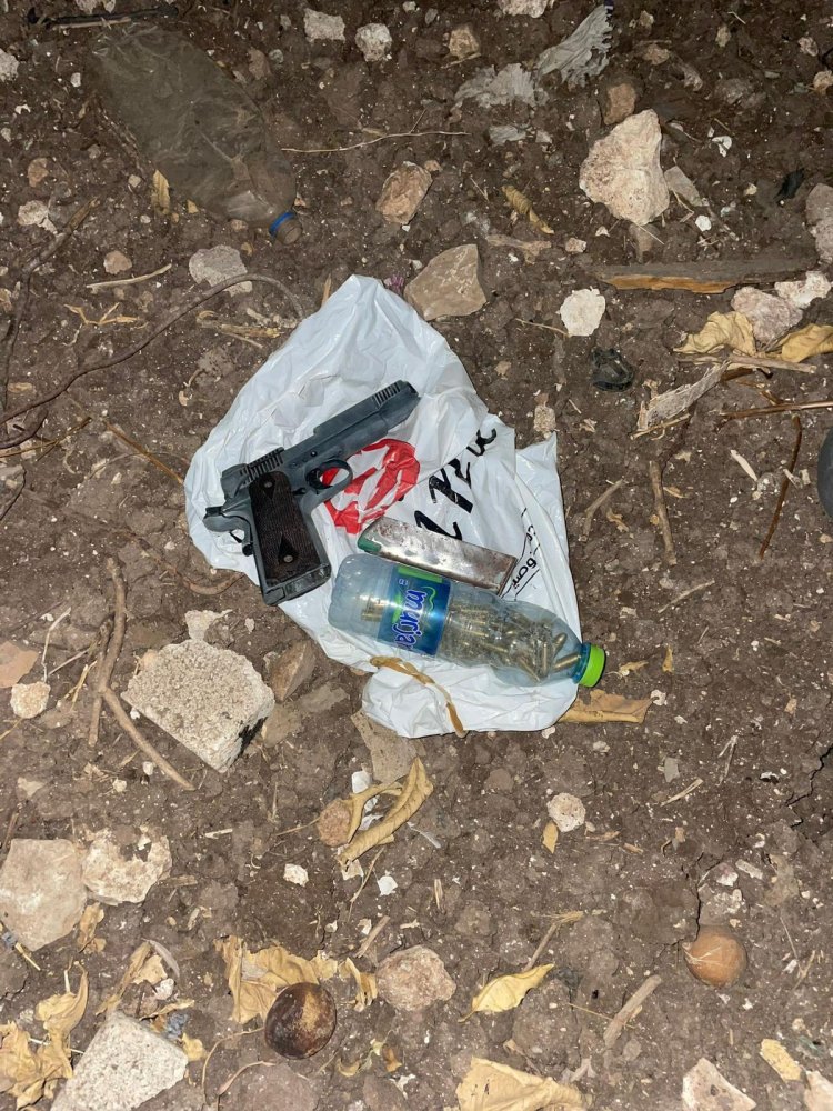 אמצעי הלחימה וחומרי ההסתה שאותרו (צילום: דובר צה״ל)