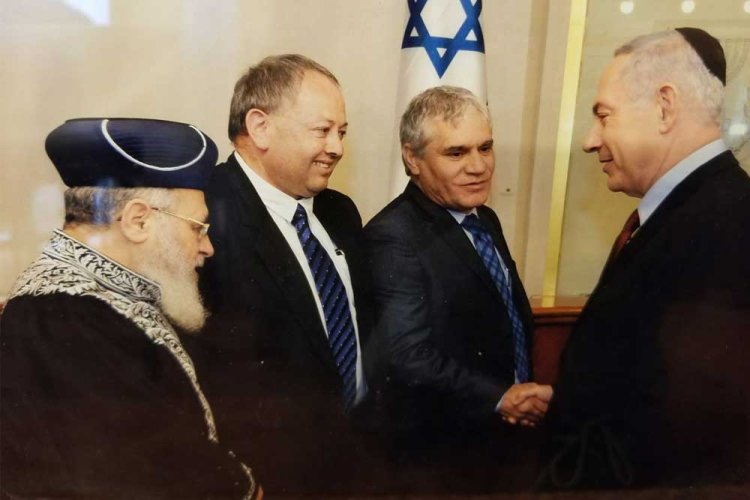 עם ראש הממשלה והרב הראשי בזמן מכירת חמץ