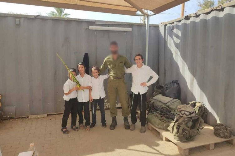 עם חיילים בעוטף