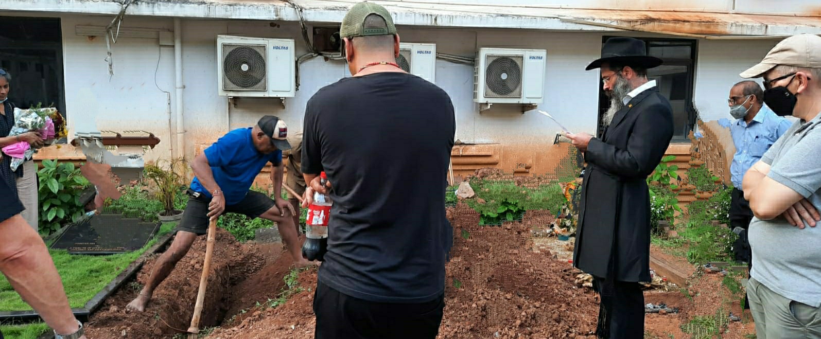 Rabbi Roi Merili at a Jewish funeral in India (Photo: Ben Oved)