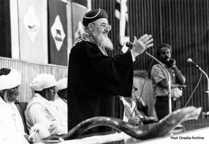 Rabbi Mordechai Eliyahu with the kessim, including Kess Yitzhak z"l