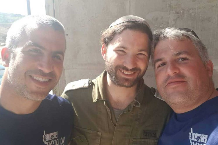 אלחנן הי"ד, מנחם ובן הדוד שלומי מרק - שנהרג בתאונה בעת מילוי תפקידו