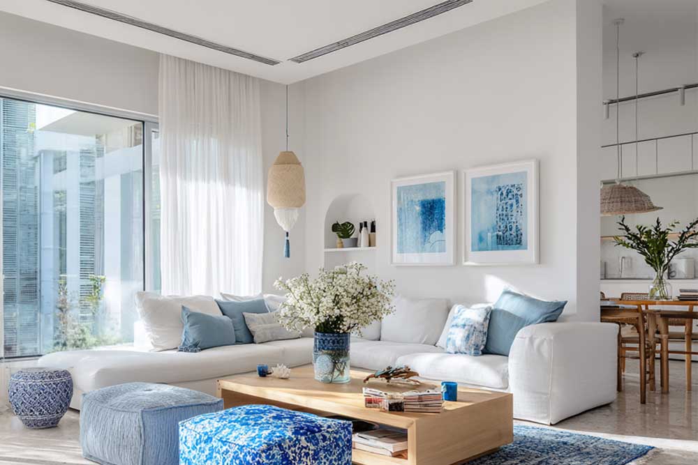 למי שרוצה להרגיש באווירת ים כל השנה - סלון מעוצב בגווני כחול לבן