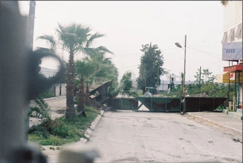 חסימות מאולתרות של הצירים בכניסה למחנה הפליטים ג'נין, 2002 (צילום: דובר צה"ל)