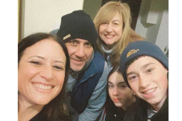 רונית עם ילדיה על רקע הבית של סבתא, עם הקבלן ותושבי הבניין