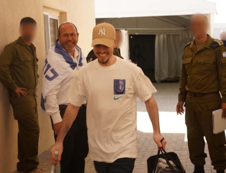 איתן סוחב לאימו את התיק בדרך למסוק (צילום: דובר צה''ל)