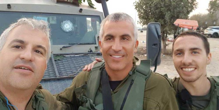 תמונה משפחתית בבוקרו של יום ראשון, כאשר הקרבות בעיצומם