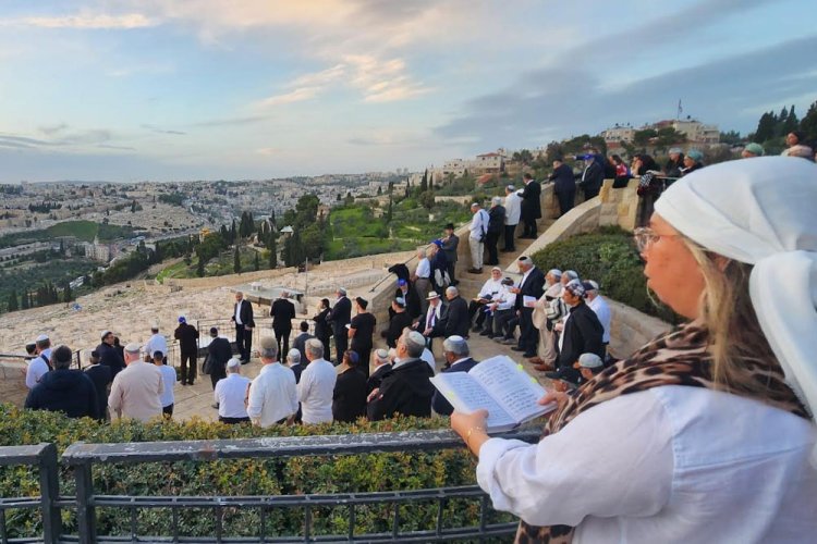 Prayer on the Mount of Olives. On the right: Meirav, mother of Agam Berger, who was released from captivity.