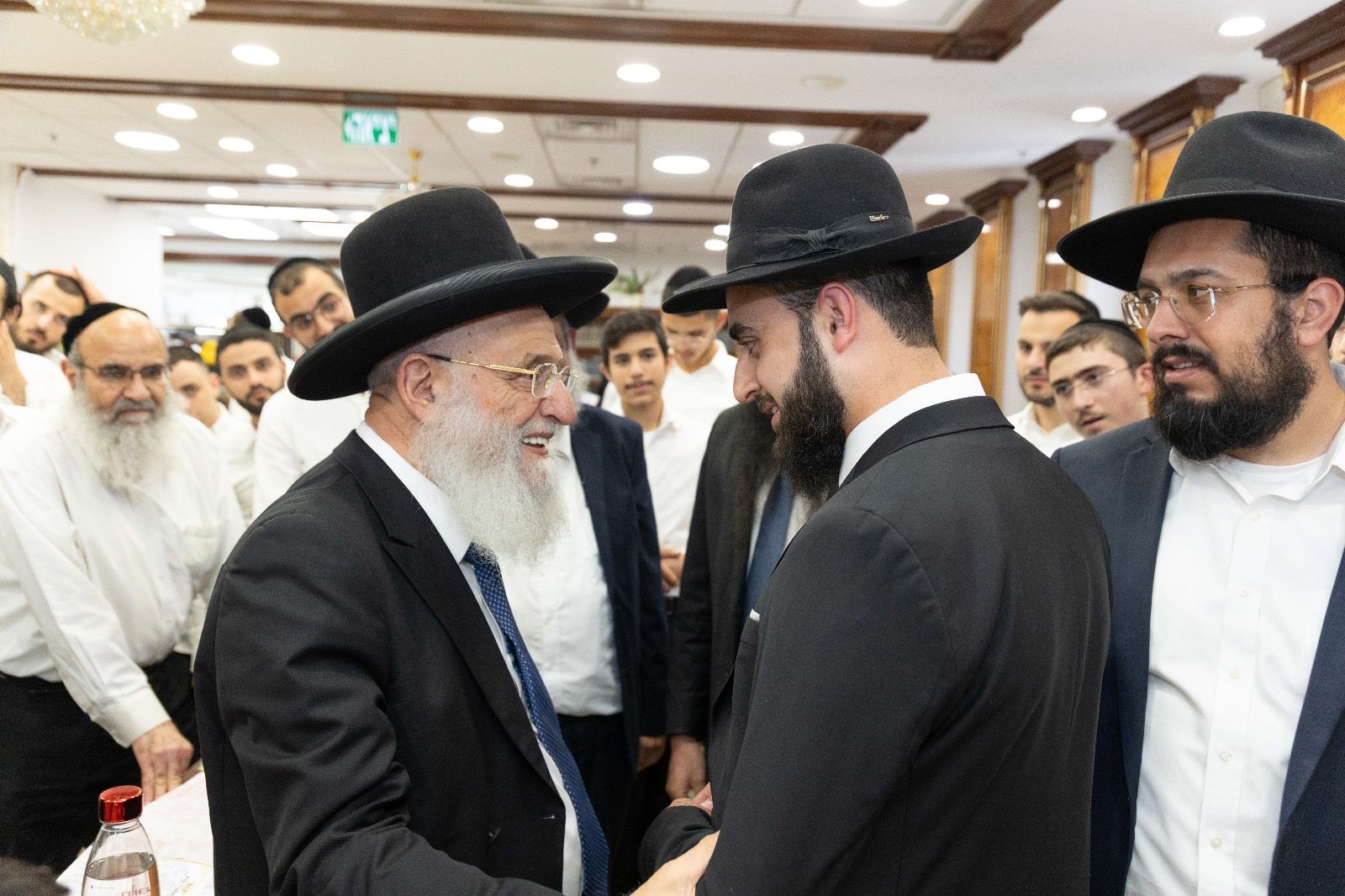 הרב יצחק ממן עם הרה״ג ראובן אלבז שליט״א (צילום: יאיר רוזנברג)