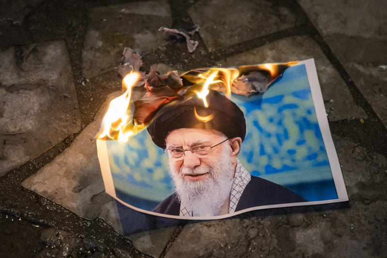 Burning an image of Ali Khamenei (Photo: Shutterstock)
