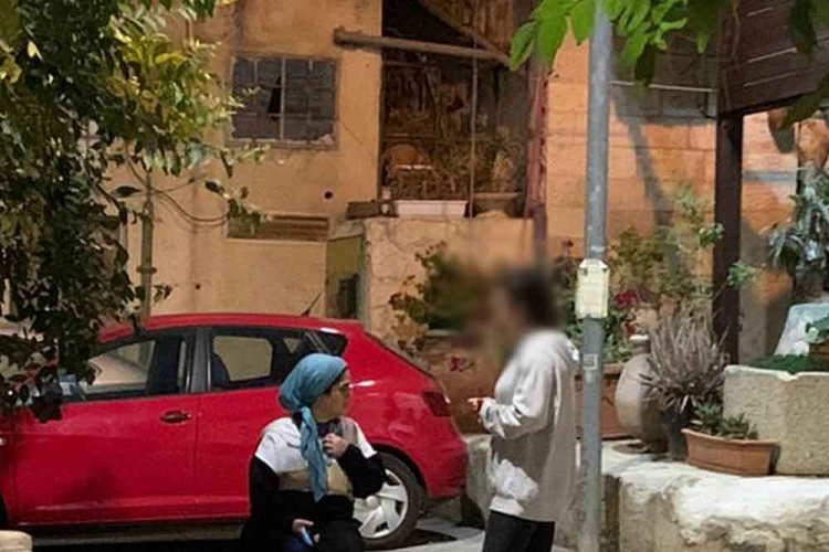 בשיחה עם אחת הבנות