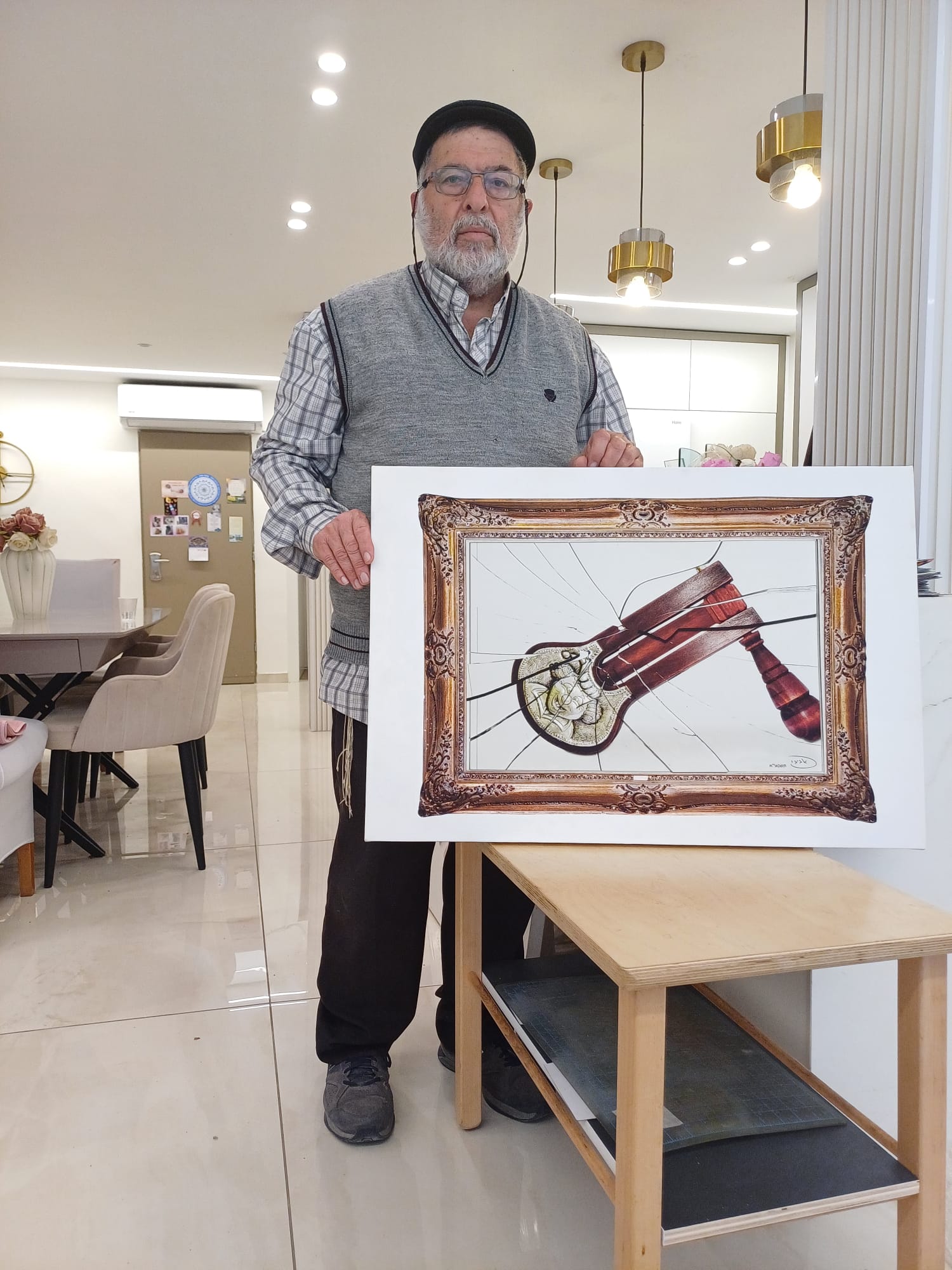 אביב כהן עם תמונת רעשן שהופיעה בתערוכה בבר אילן