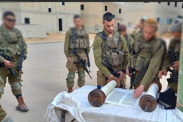 עם חיילים נוספים בקריאת התורה