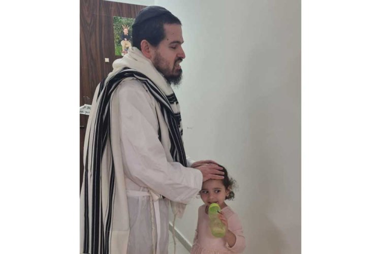 יוסף חיים מברך את בתו ב'ברכת הבנים' בערב יום כיפור