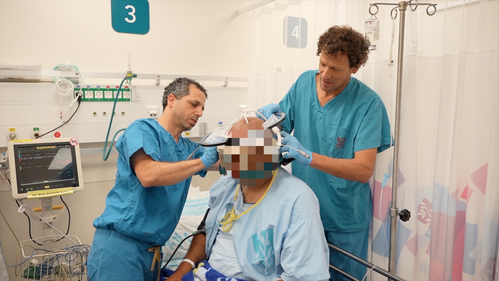 ד"ר אלון סיני, נוירופיזיולוג במחלקה לנוירוכירורגיה ברמב"ם (מימין) וד"ר ליאור לב-טוב, יחד עם ח' (צילום: הקריה הרפואית רמב"ם)