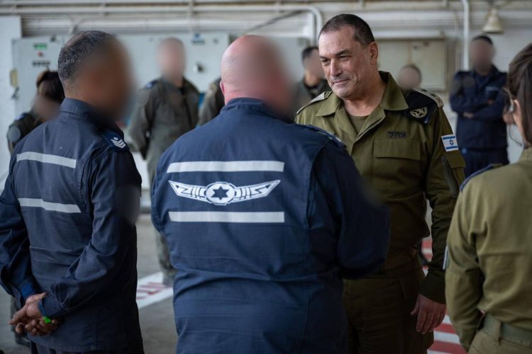 הרמטכ״ל עם צוותי אוויר וקרקע בבסיס חצרים (צילום: דובר צה״ל)
