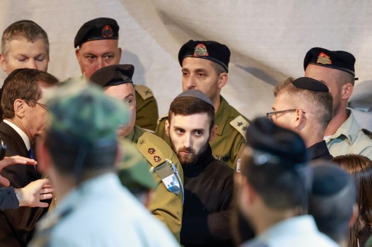 מתן אנגרסט בהלוויה של מפקדו, סרן דניאל פרץ הי''ד, שגופתו הוחזרה מעזה, 15 באוקטובר 2025 (צילום: חיים גולדברג, פלאש 90)