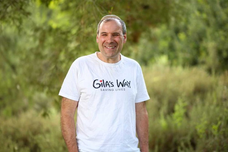  עם החולצה שנושאת את לוגו העמותה שהקים לזכר ביתו גילה המר ז"ל