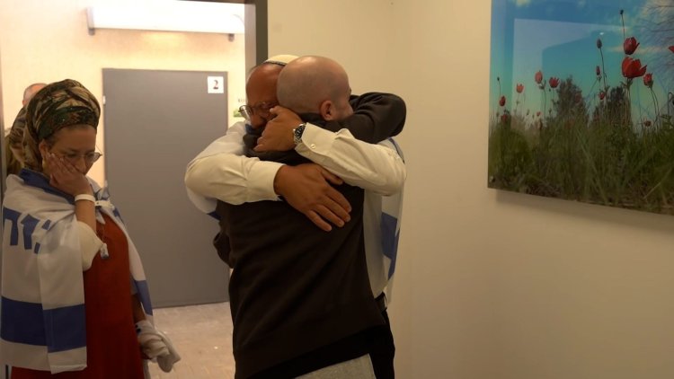 במפגש הראשוני ברעים עם הוריו, לאחר שנתיים