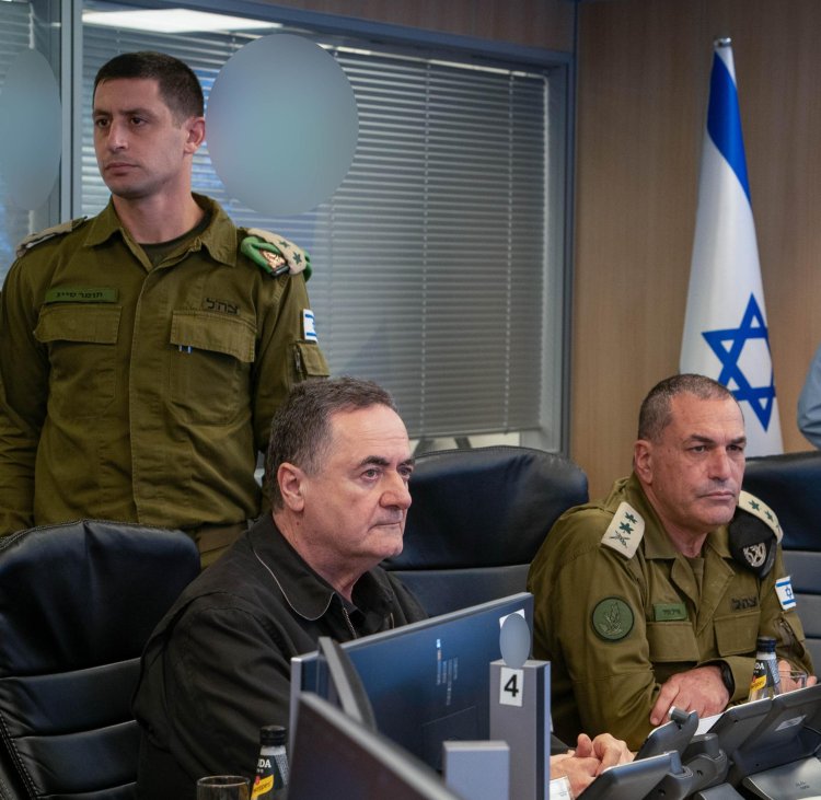 כ"ץ והרמטכ“ל רב-אלוף אייל זמיר בבור הפיקוד של חיל האוויר, במהלך תקיפת צה"ל בתימן (צילום: אריאל חרמוני, משרד הביטחון)