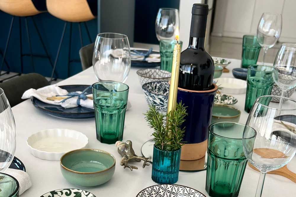 גווני כחול עמוק, טורקיז וירוק, לצד לבן נקי ונגיעות של זהב