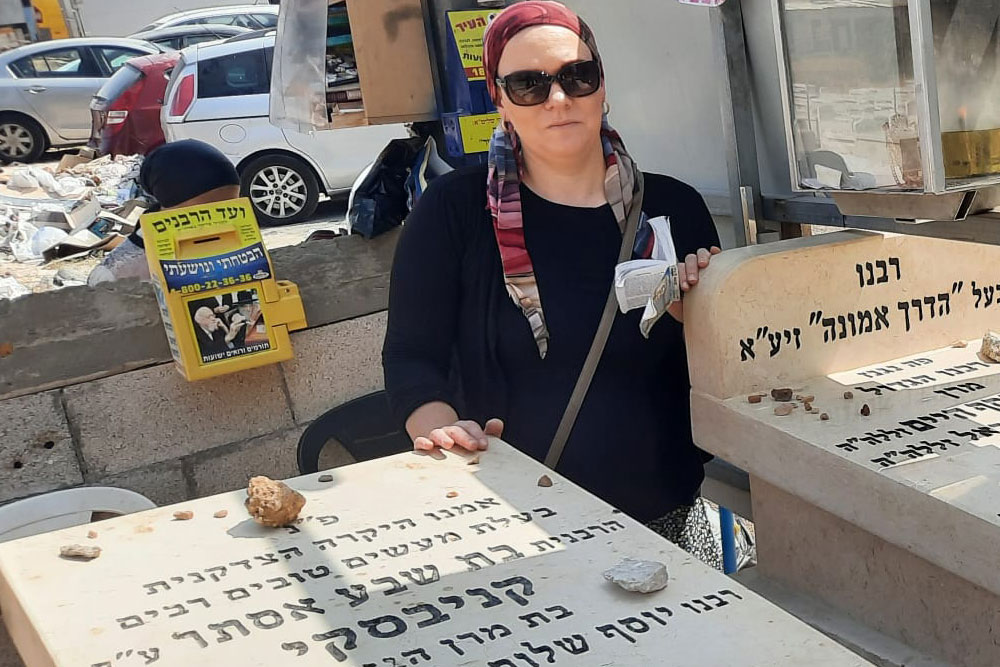 בתפילה בסמוך לציונם של הרב והרבנית קנייבסקי