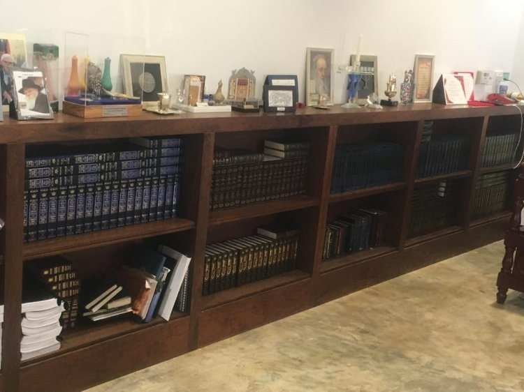 חפצי יודאיקה מרחבי העולם על ספריית בית הכנסת (צילום - באדיבות ננסי ח'דורי)