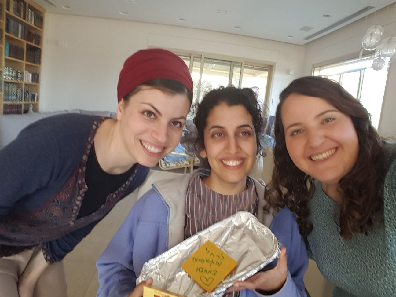 עם החברות, לאחר החזרה הביתה מבית החולים