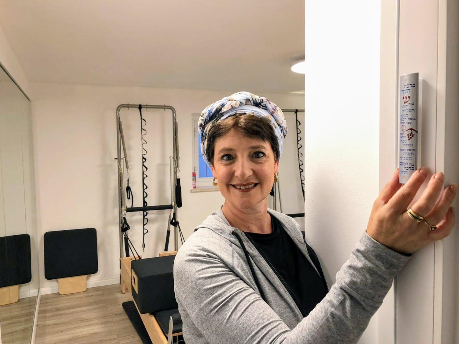 פילאטיס בחדר של רענן: אלינוער ביום קביעת המזוזה (צילום: מהאלבום הפרטי)