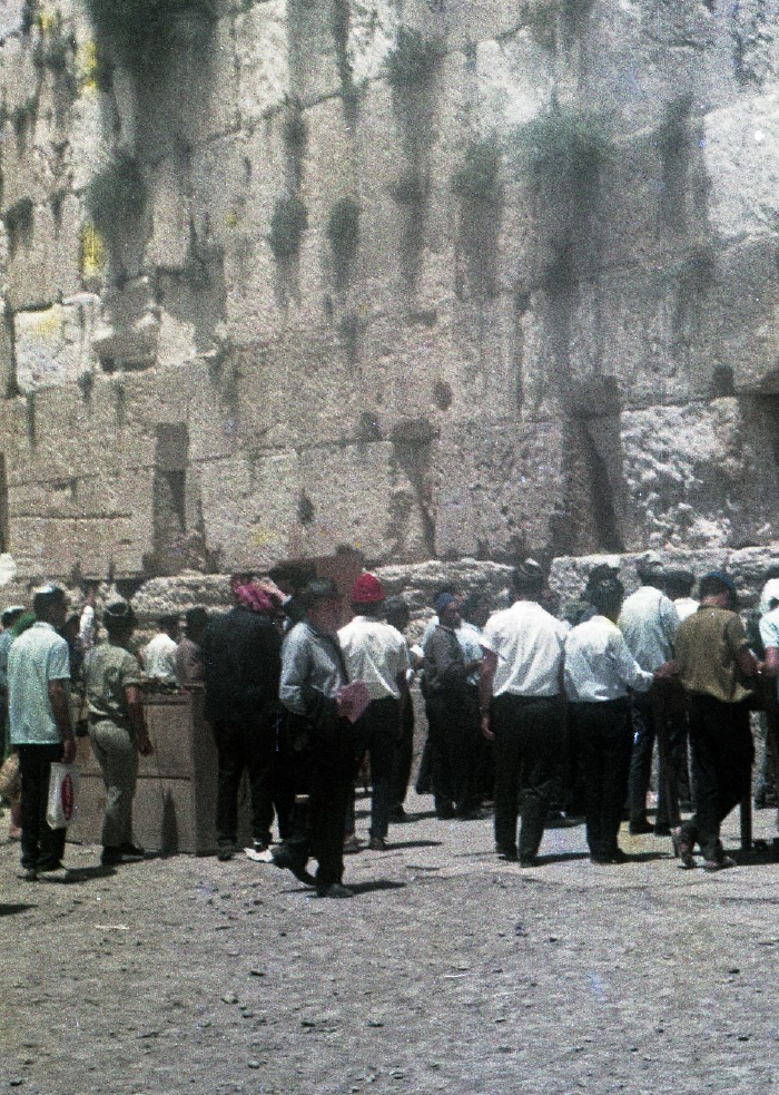 ירושלים, העיר העתיקה והכותל בעת פתיחתם לתנועה חופשית של אזרחי ישראל. ארכיון גבי לרון, הספריה הלאומית