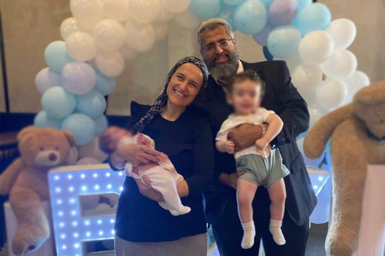 Rabbi Pinchas and Odia with their grandchildren