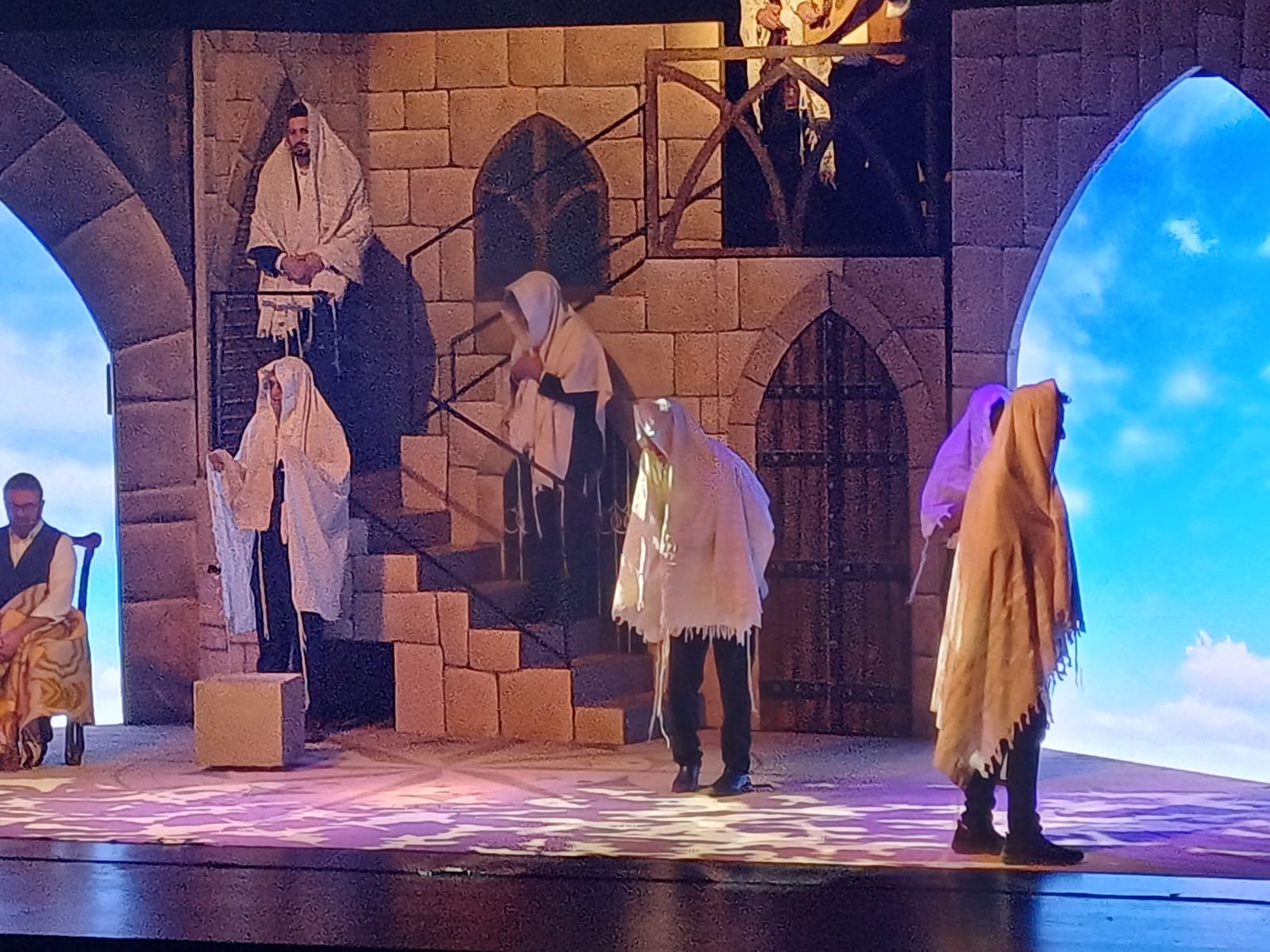 מתוך ההצגה "חזון עובדיה" של תיאטרון "משמחי לב" (צילום: יח"צ)