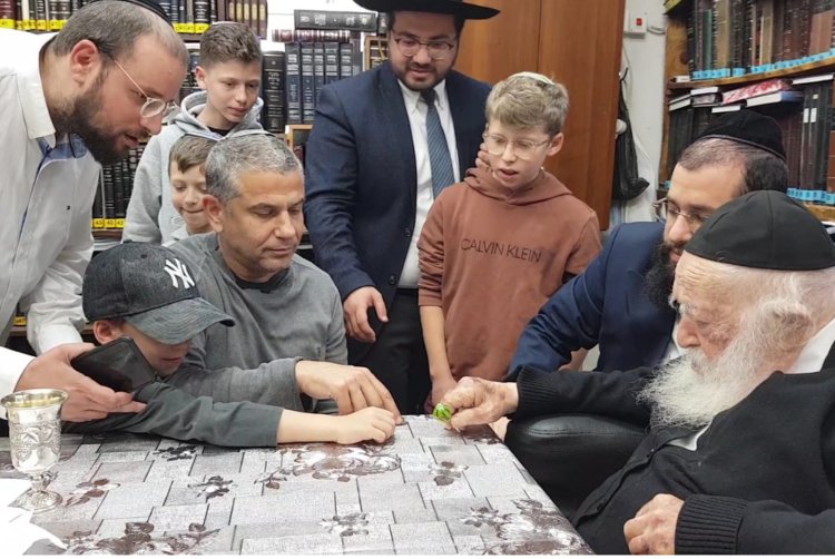 עם ינון מגל, אצל הרב קנייבסקי, בסיום מסכת שלמדו יחד בחברותא, ועם ילדיו